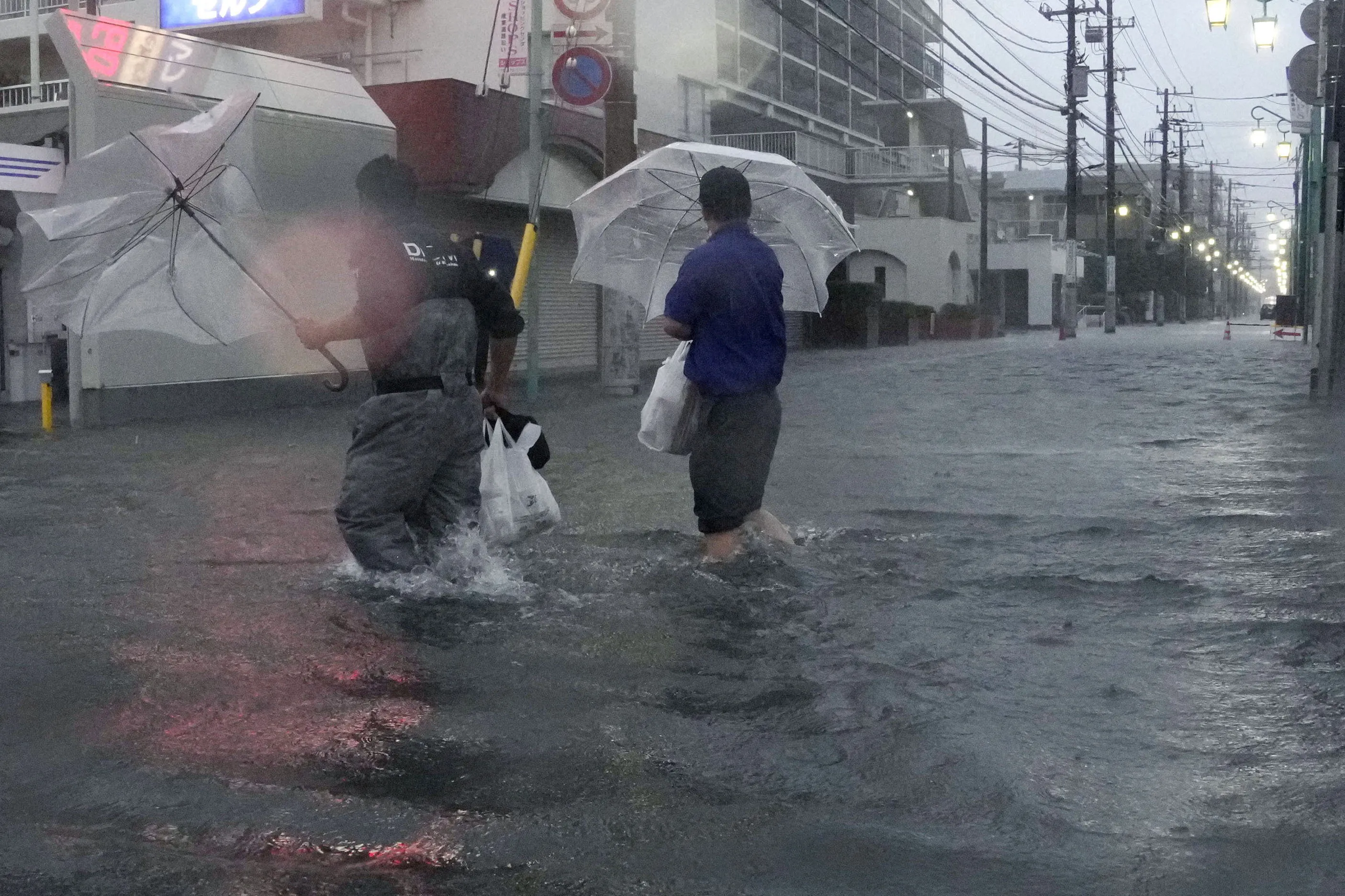 Tufão Dujuan mata duas pessoas e força evacuação de 1,6 milhão no Japão