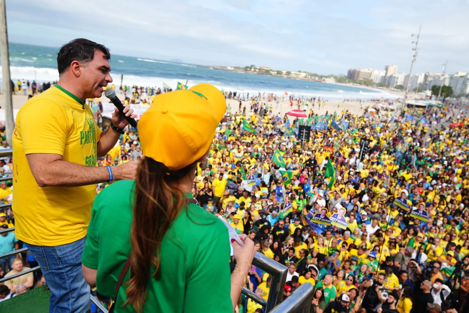 Flávio Bolsonaro faz live de horas com aliados e mira crise no STF