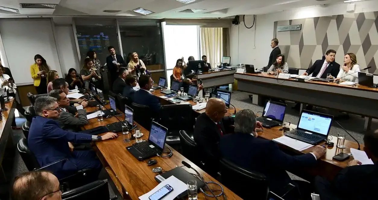 Fim da escala 6x1 avança no Senado e decisão de votar fica com Alcolumbre