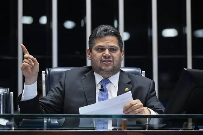Alcolumbre defende Moraes e cobra Flávio Bolsonaro por pedido de R$ 130 milhões a Vorcaro