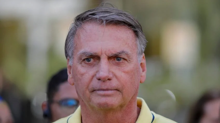 Defesa de Bolsonaro desiste de pedido para suspender pena de 27 anos