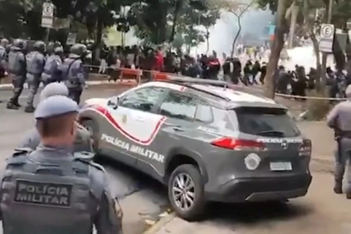 PM dispersa manifestantes com gás lacrimogêneo antes de ato de Flávio Bolsonaro na Paulista