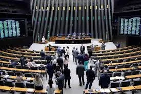 Senado aprova MP do Frete com anistia a caminhoneiros que bloquearam estradas