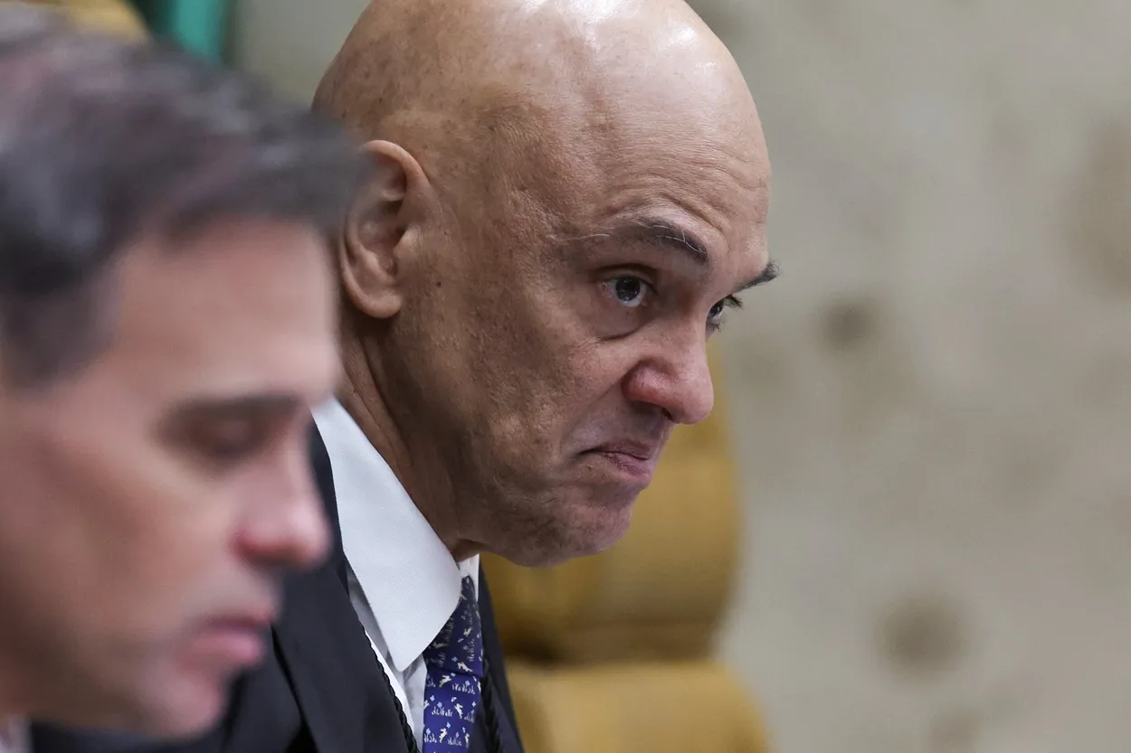 Ministros do STF evitam comentar crise Moraes-Vorcaro em primeira sessão após revelações