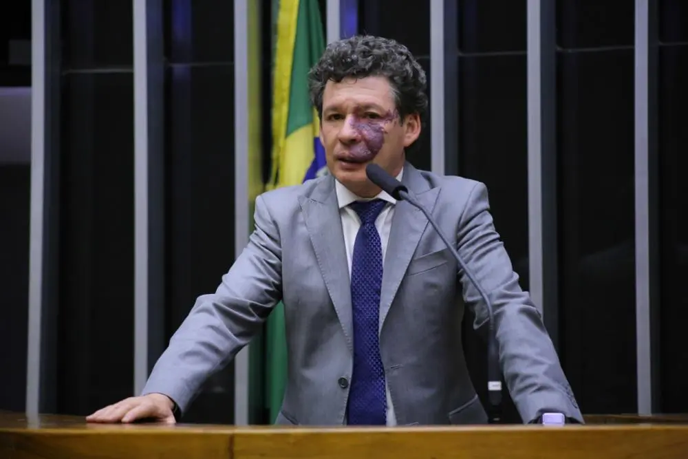 Governo propõe revisão periódica dos efeitos do fim da "taxa das blusinhas"