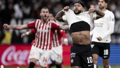 Corinthians perde pênalti com Memphis e é eliminado pelo Estudiantes na Libertadores