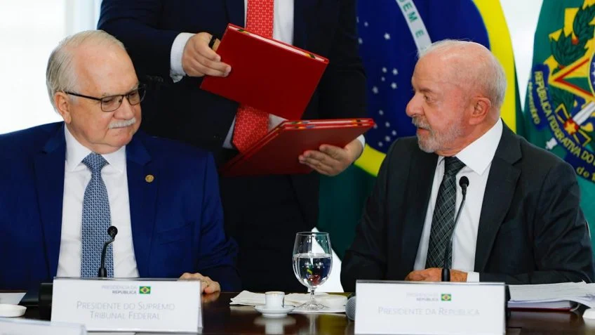 Lula diz que não vai parar de governar por causa da campanha e vai guardar ataques a Flávio para a reta final