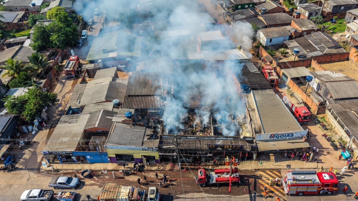 Incêndio destrói mercado histórico e atinge casas vizinhas em Rio Branco