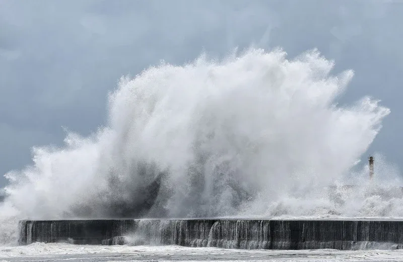 Tufão Bavi atinge a China após evacuação de mais de 1 milhão de pessoas