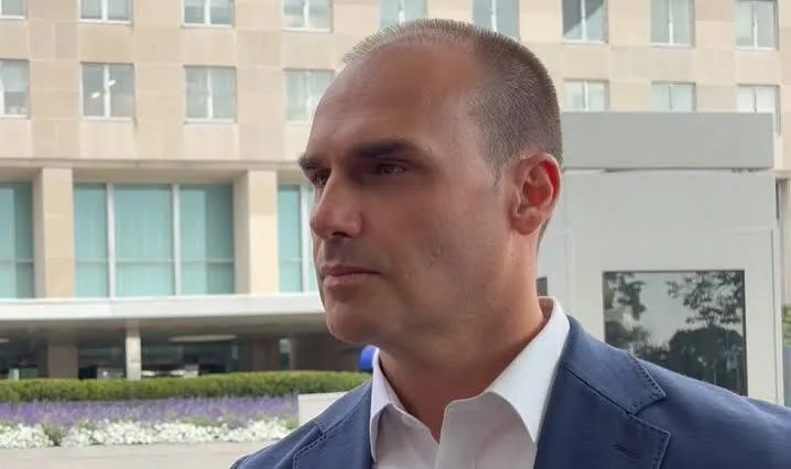 Eduardo Bolsonaro diz que EUA podem não reconhecer eleição se STF barrar vitória de Flávio