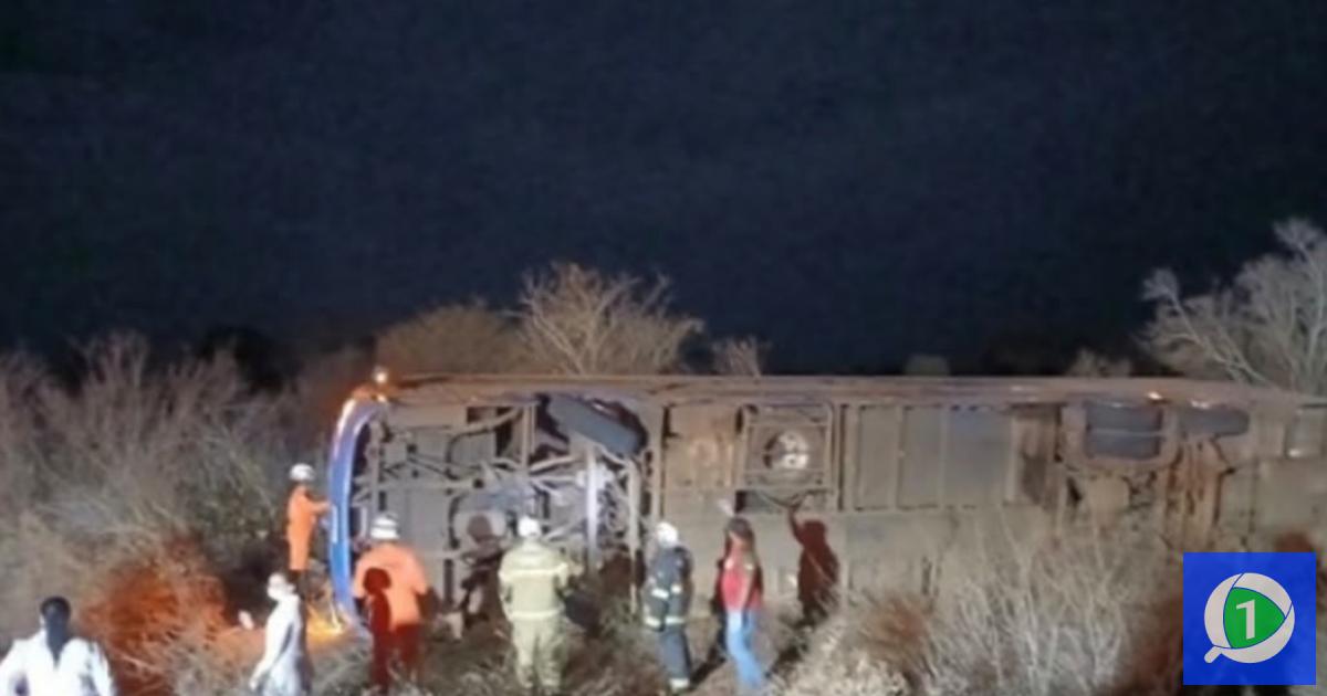 Acidente com ônibus deixa sete mortos e 13 feridos na Bahia