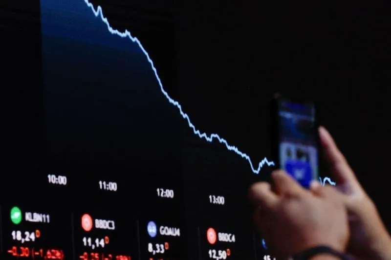Ibovespa fecha em queda e tem pior semana desde agosto; dólar sobe