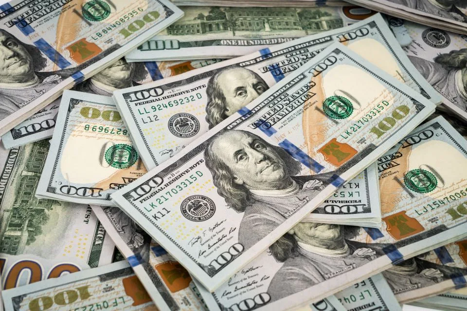 Ibovespa fecha em alta de 1,85% na sexta-feira; dólar cai a R$ 5,14
