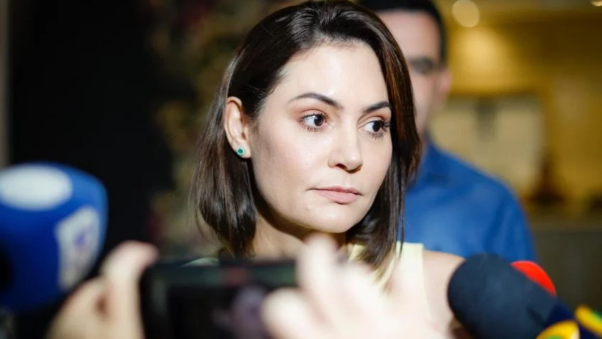Michelle Bolsonaro chama Mendonça de "escolhido e ungido do Senhor" em meio a crise no STF