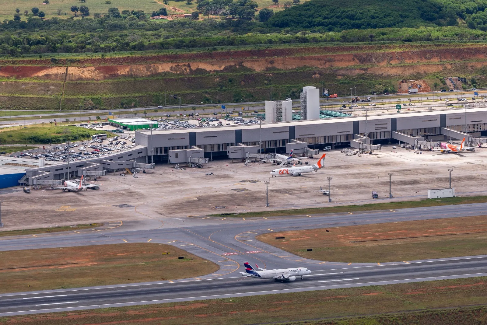 Buraco na pista interdita aeroporto de Confins e cancela 80 voos